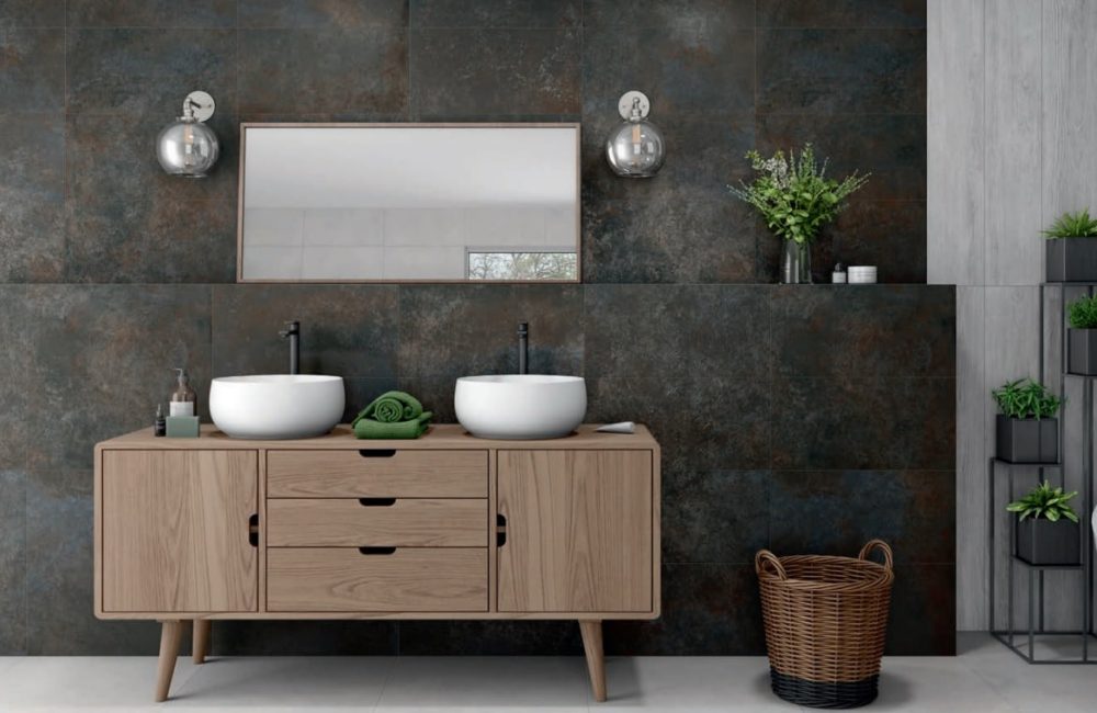 Mur de salle de bains en carrelages Ferro 60x60 gris foncé.